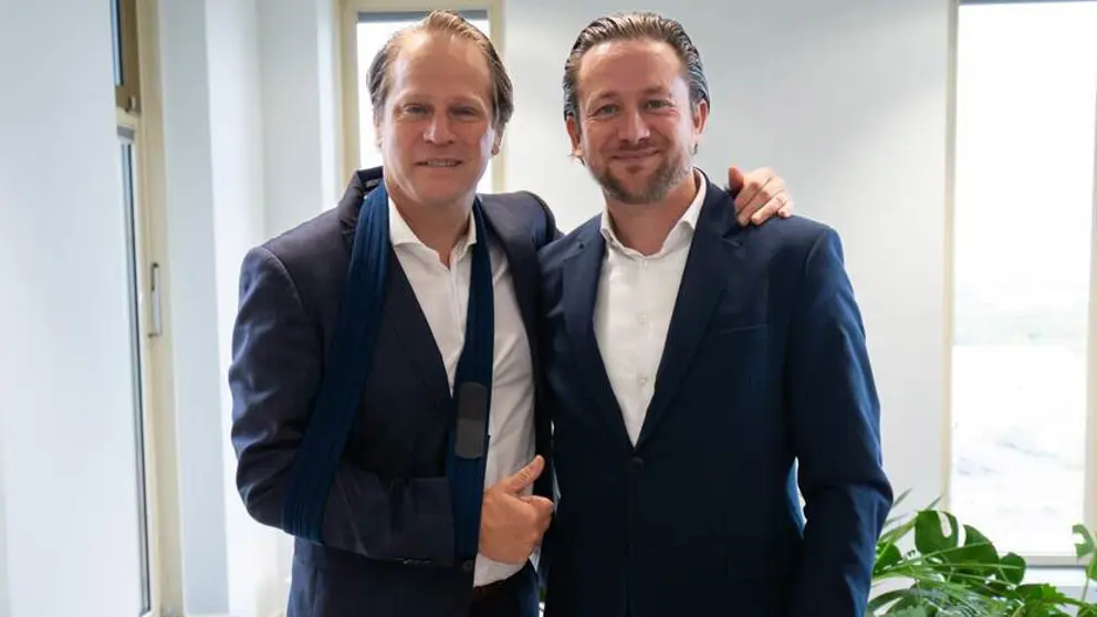 Staatssecretaris Gijs Tuinman en directeur-generaal RVO Abdeluheb Choho staan gebroederlijk naast elkaar.