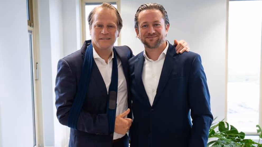 Staatssecretaris Gijs Tuinman en directeur-generaal RVO Abdeluheb Choho staan gebroederlijk naast elkaar.