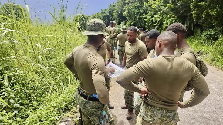 Militairen in natuurgebied.