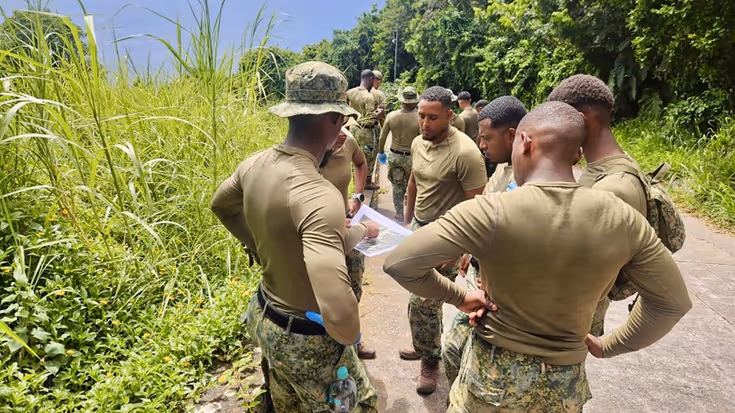 Militairen in natuurgebied.