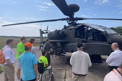 Jongeren voor een Apache -gevechtshelikopter.