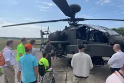 Jongeren voor een Apache -gevechtshelikopter.