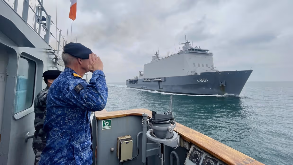 Warnaar groet vanaf het Ierse schip zijn voorbij varende schip.