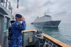 Warnaar saat op het Ierse schip en groet zijn schip dat voorbij vaart.