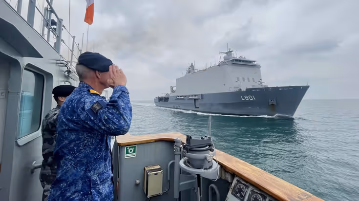 Warnaar groet vanaf het Ierse schip zijn voorbij varende schip.