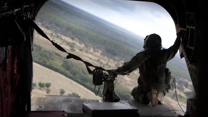 Militair in Chinook.