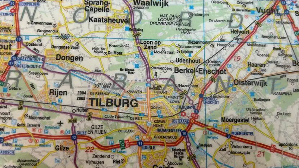 Landkaart die de omgeving van de vliegbasis toont.