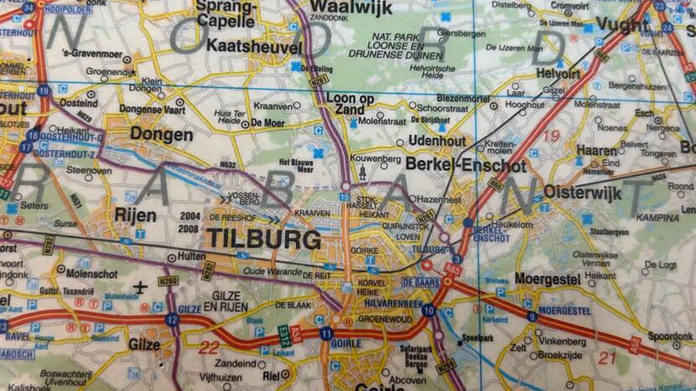 Landkaart die de omgeving van de vliegbasis toont.