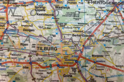 Landkaart die de omgeving van de vliegbasis toont.