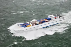 Containerschip op het water.