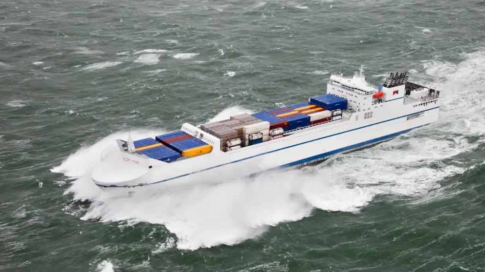 Containerschip op het water.