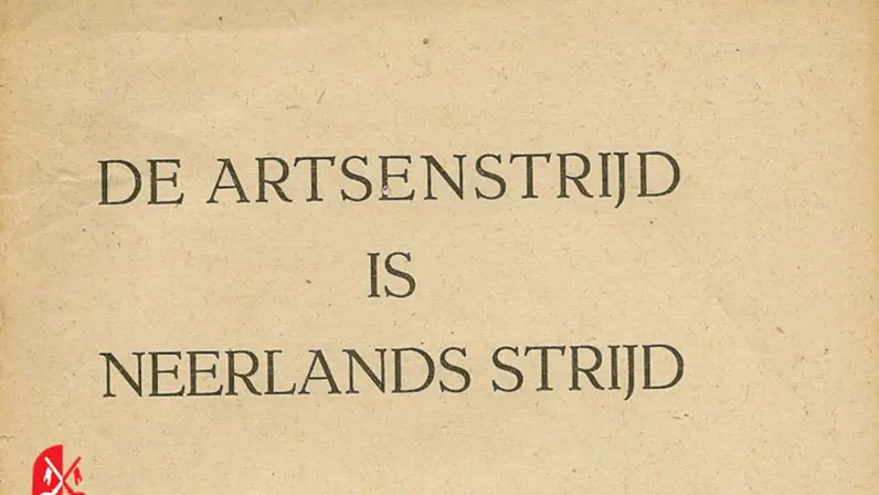 Oude, vergeelde pagina met de tekst: "De Artsenstrijd is Neerlands Strijd" en een rood symbool.