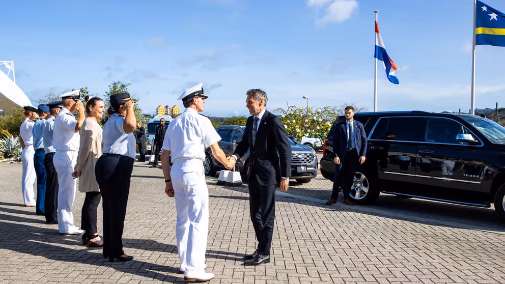Premier Schoof schudt de handen van militairen bij aankomst werkbezoek.