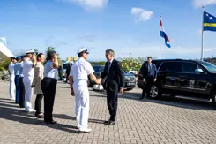Premier Schoof schudt de handen van militairen bij aankomst werkbezoek.