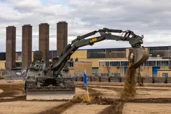 De Kodiak graaft in het zand.