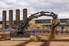 De Kodiak graaft in het zand.