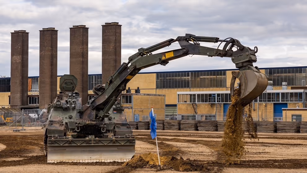 De Kodiak graaft in het zand.