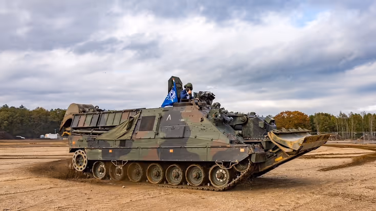 De staatssecretaris komt aanrijden in de Kodiak.