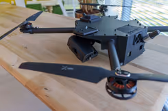 Innovatief apparaat met soort propellers op houten tafel.