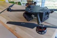 Innovatief apparaat met soort propellers op houten tafel.