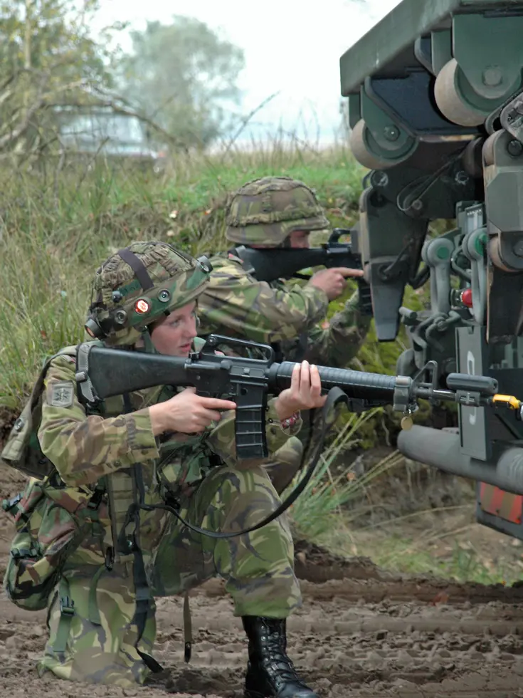 Militairen oefenen met sensoren op hun helm en wapen.