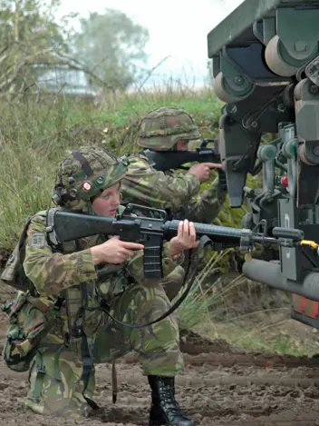 Militairen oefenen met sensoren op hun helm en wapen.