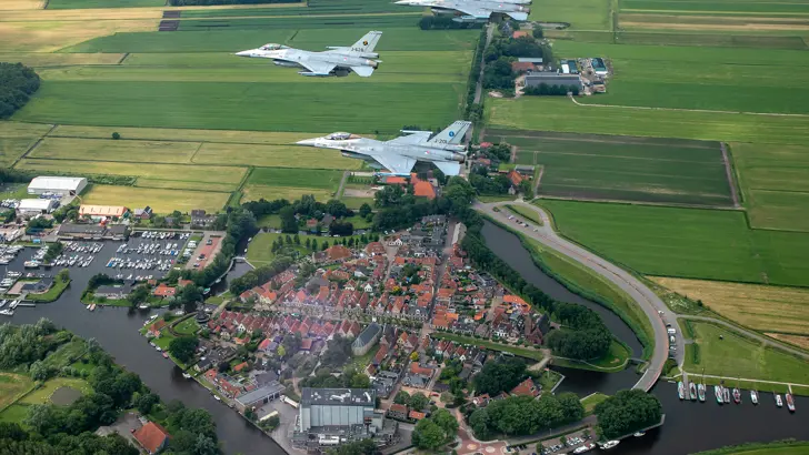 3 F-16's vliegen in formatie de Elfstedentocht, hier boven Sloten.