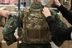Militair doet kogel- en scherfwerend vest om.