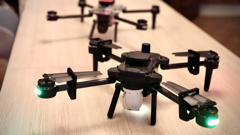 2 drones staan te pronken op een tafel.