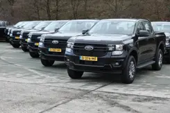 Zwarte Fords staan op een rij.