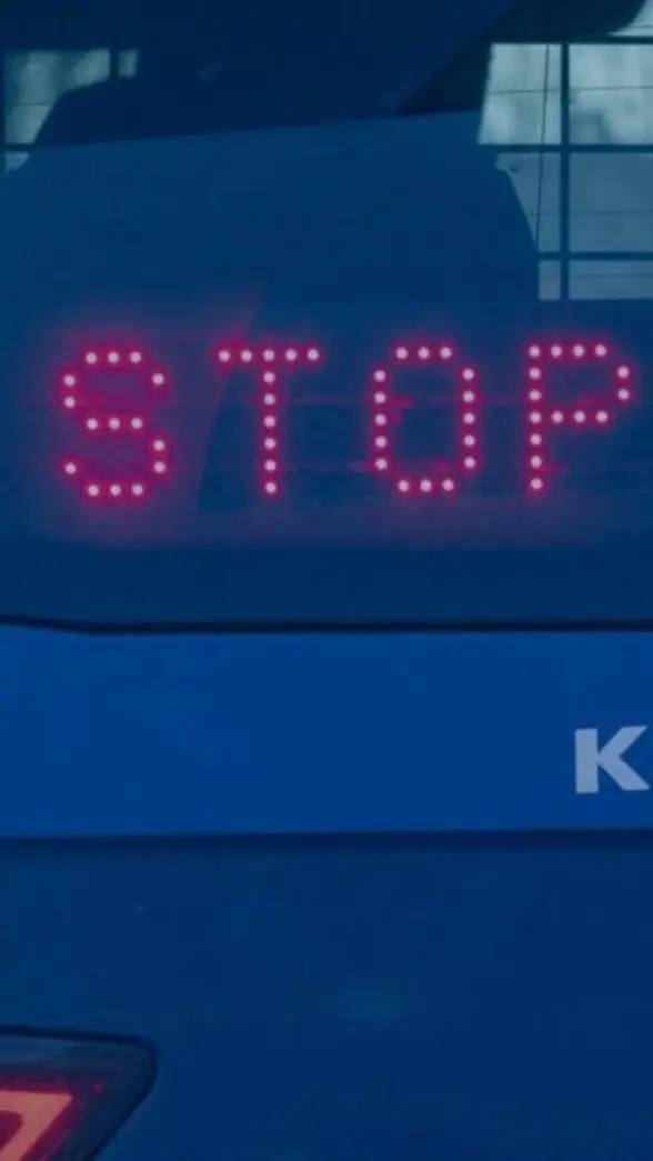 Een stopteken achter de achterruit van een Marechaussee-auto.