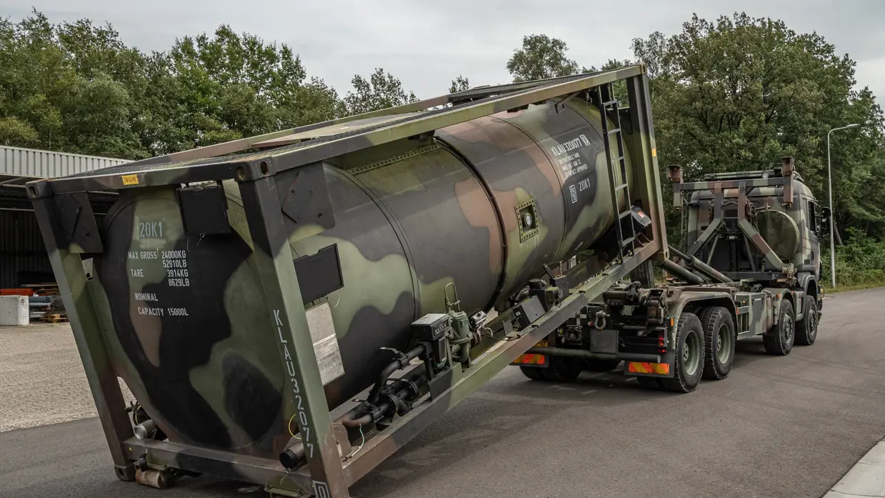 Militaire tankcontainer op een vrachtwagen.