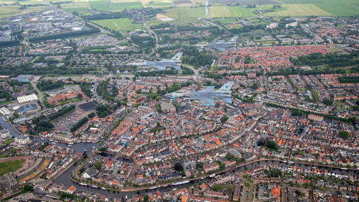 3 F-16's vliegen in formatie de Elfstedentocht, hier boven Sneek.