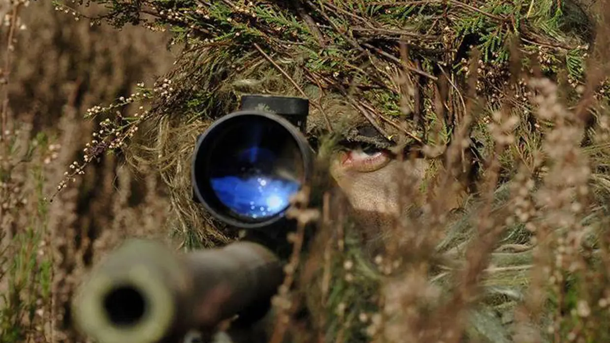 Een sniper van het KCT moet volledig in de omgeving kunnen opgaan.