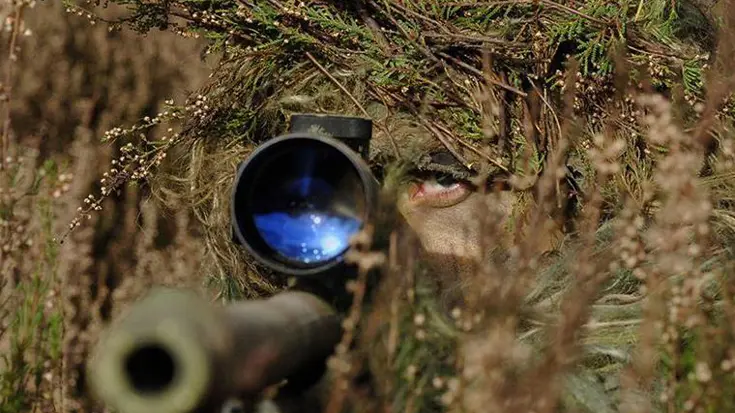 Een sniper van het KCT moet volledig in de omgeving kunnen opgaan.