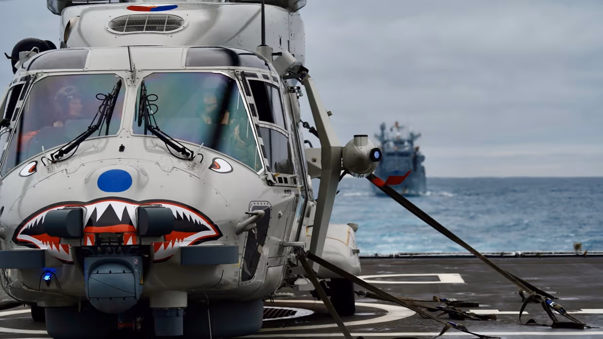 Helikopter aan boord van een schip.