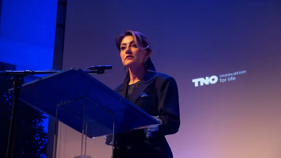 Minister Yeşilgöz staat achter het spreekgestoelte tijdens haar speech. 
