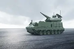 Impressie van een mobiel anti-drone kanonsysteem  dat op een rupsvoertuig staat.