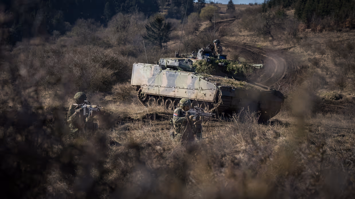 CV90-infanteriegevechtsvoertuig in ruig terrein.