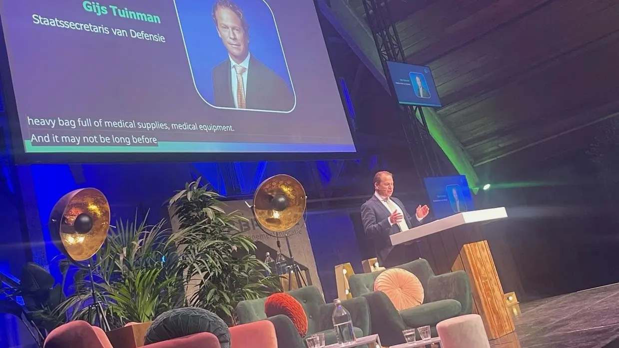 De staatssecretaris aan het woord tijdens een congres.