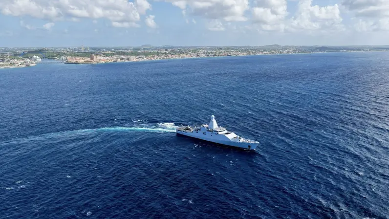Stationsschip Caribisch gebied. Bijschrift: CDS generaal Onno Eichelsheim: ‘Samen met de schepen van onze Zeemacht in het Caribisch gebied kunnen we onze eilanden veilig houden.