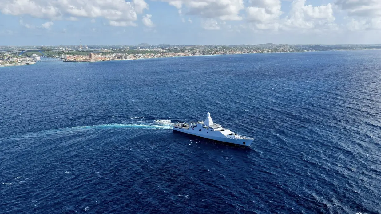 Stationsschip Caribisch gebied. Bijschrift: CDS generaal Onno Eichelsheim: ‘Samen met de schepen van onze Zeemacht in het Caribisch gebied kunnen we onze eilanden veilig houden.