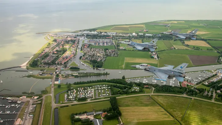 3 F-16's vliegen in formatie de Elfstedentocht, hier boven Stavoren.