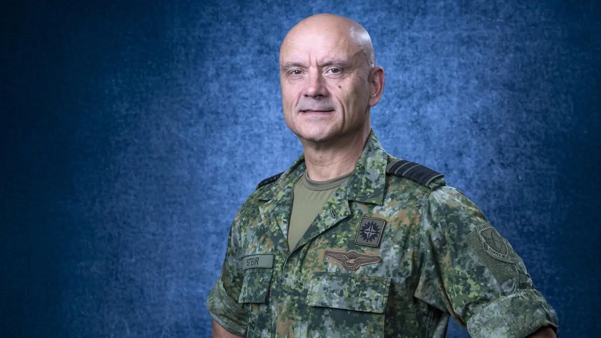 Portretfoto van Commandant Lucht- en Ruimtestrijdkrachten luitenant-generaal André Steur in gevechtstenue..