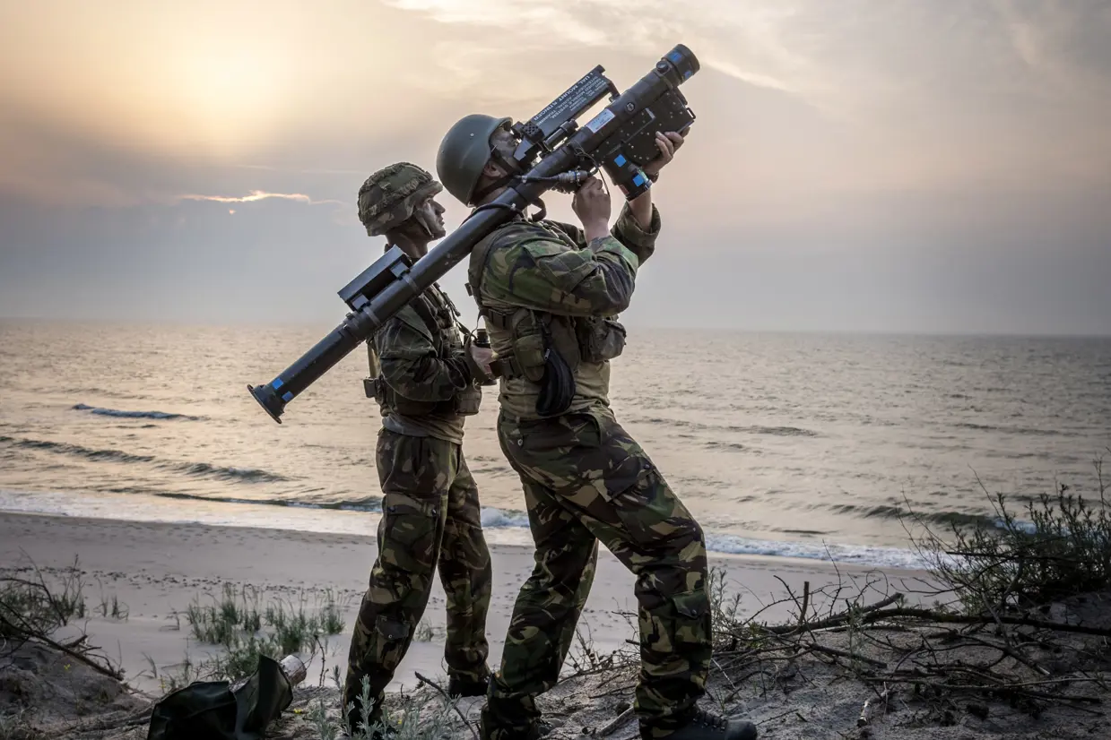 Een militair staat klaar om een Stinger af te vuren.