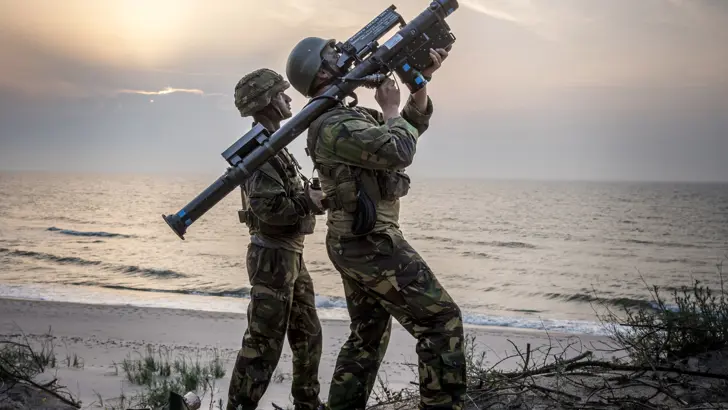 Een militair staat klaar om een Stinger af te vuren.