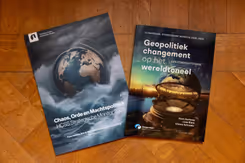 2 Strategische Monitor-rapporten van Instituut Clingendael en The Hague Centre for Strategic Studies liggen op een houten tafel.