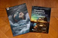 2 Strategische Monitor-rapporten van Instituut Clingendael en The Hague Centre for Strategic Studies liggen op een houten tafel.