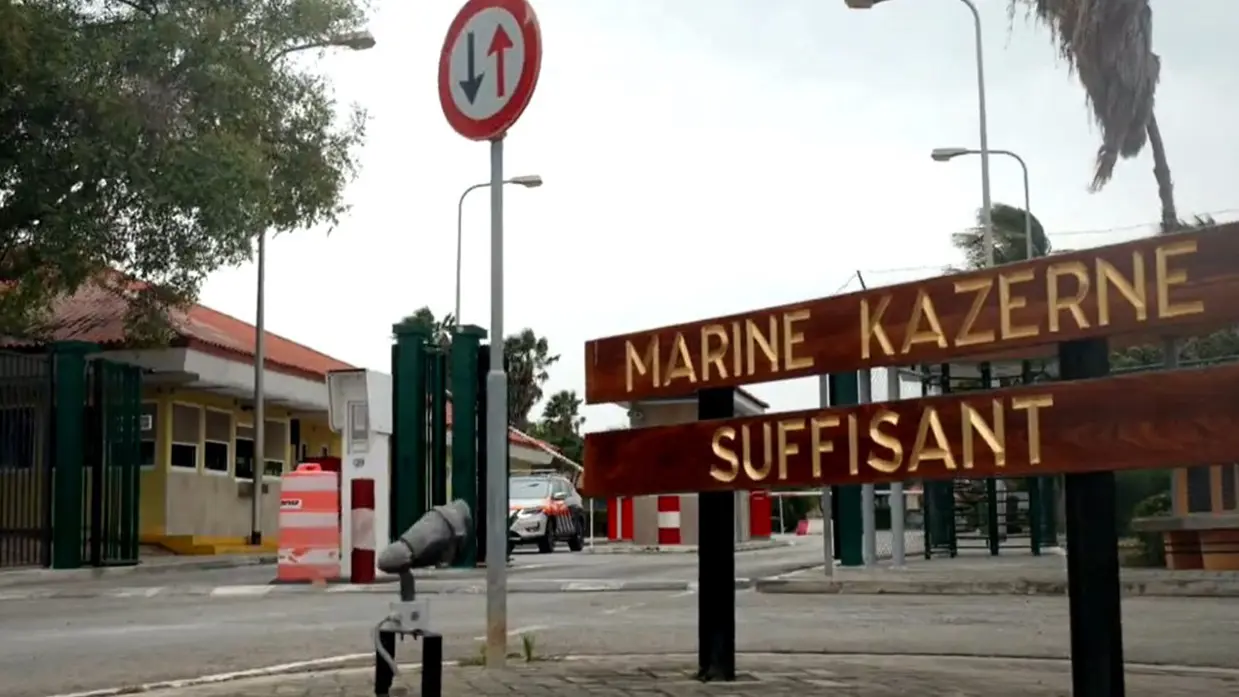 Ingang van de marinekazerne Suffisant.