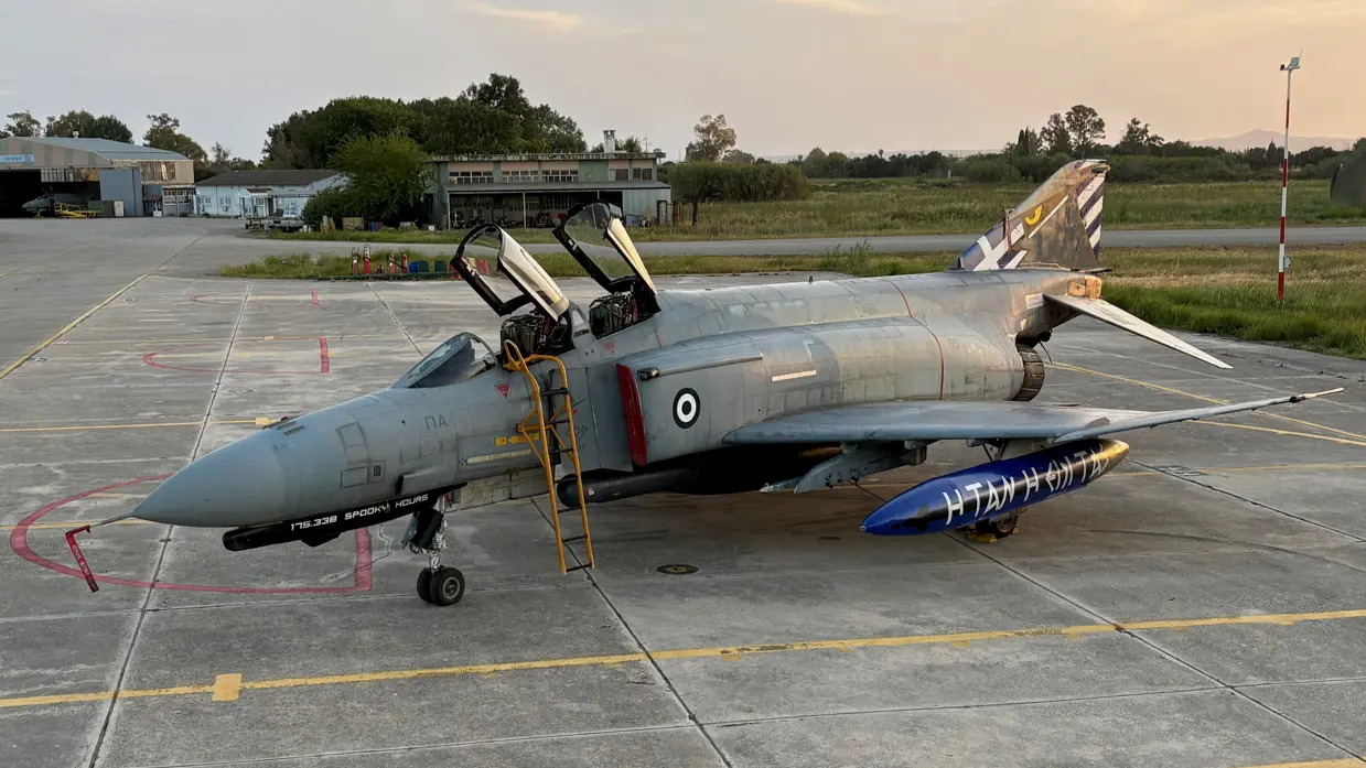 Een F-4 op de landingsbaan tegen de zonsondergang.